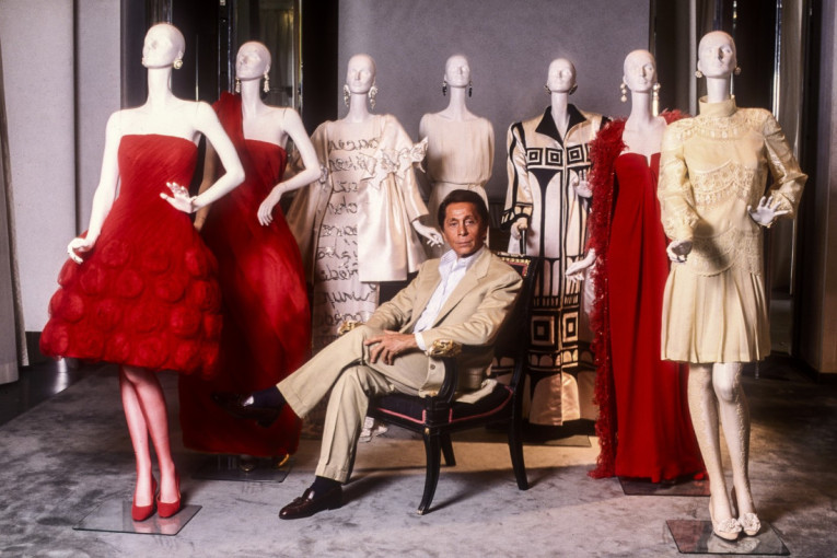 Vratio je ženama dostojanstvo i obukao ih u boju u kojoj su vladale prostorijom: Valentinove modne lekcije koje nikada ne zastarevaju