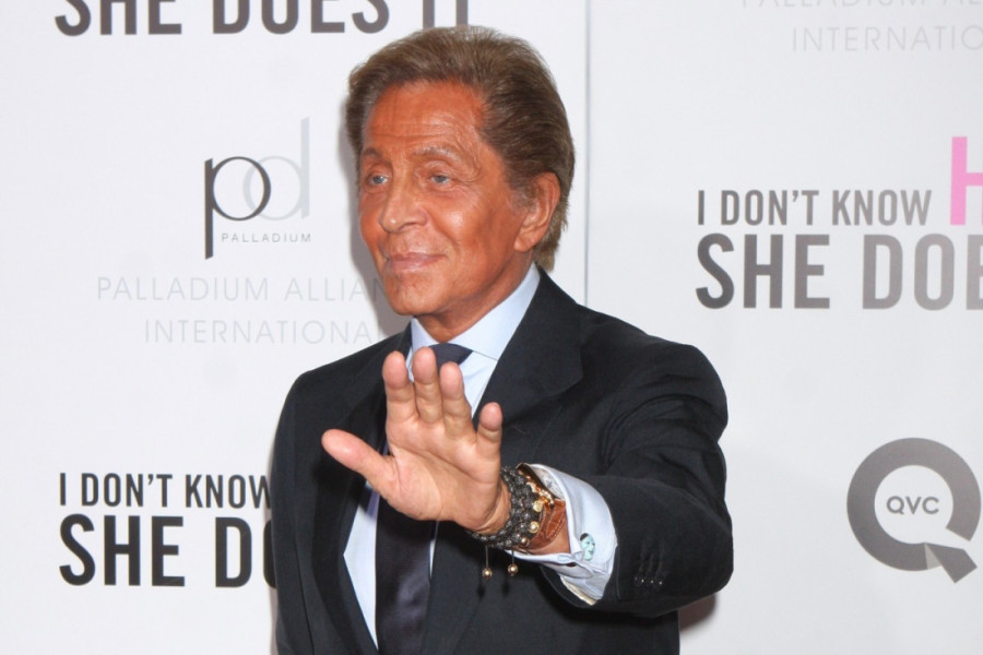 Vratio je ženama dostojanstvo i obukao ih u boju u kojoj su vladale prostorijom: Valentinove modne lekcije koje nikada ne zastarevaju