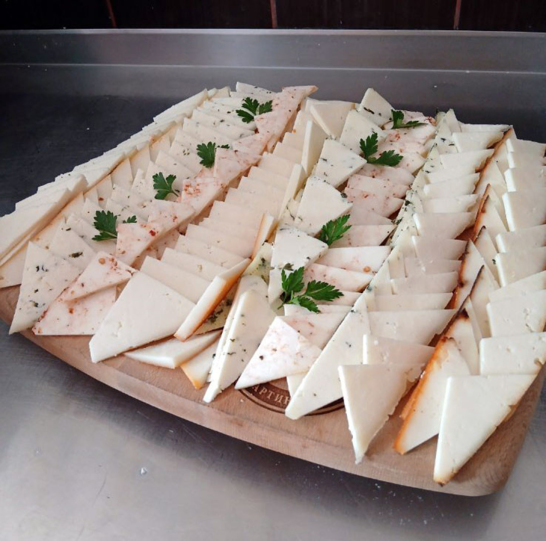 Kupili ćerki kravu, pa napravili biznis: Svi traže njihov kačkavalj i švapski sir (FOTO)