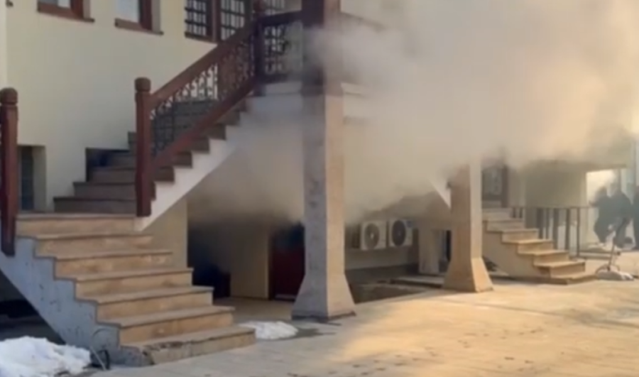 Novi Pazar pod blokadom: Gori centrala Islamske zajednice (VIDEO)