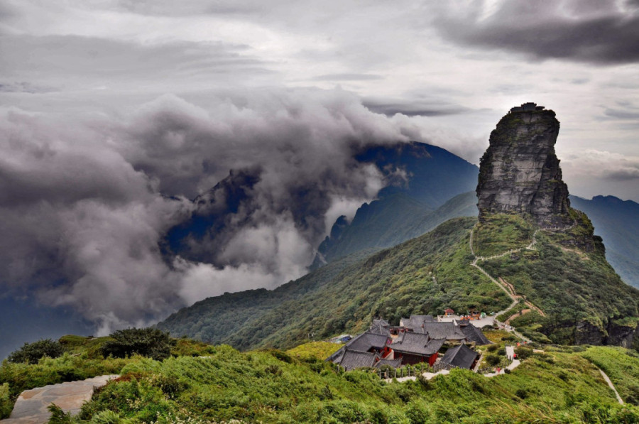 Do svetog vrha vodi više od 8.000 stepenica: Planina koja testira telo, ali smiruje duh (FOTO)
