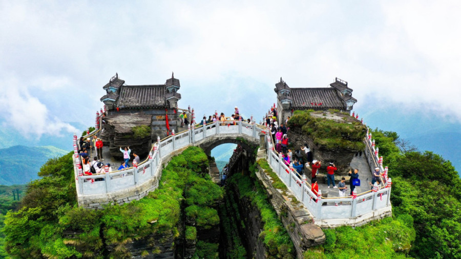 Do svetog vrha vodi više od 8.000 stepenica: Planina koja testira telo, ali smiruje duh (FOTO)