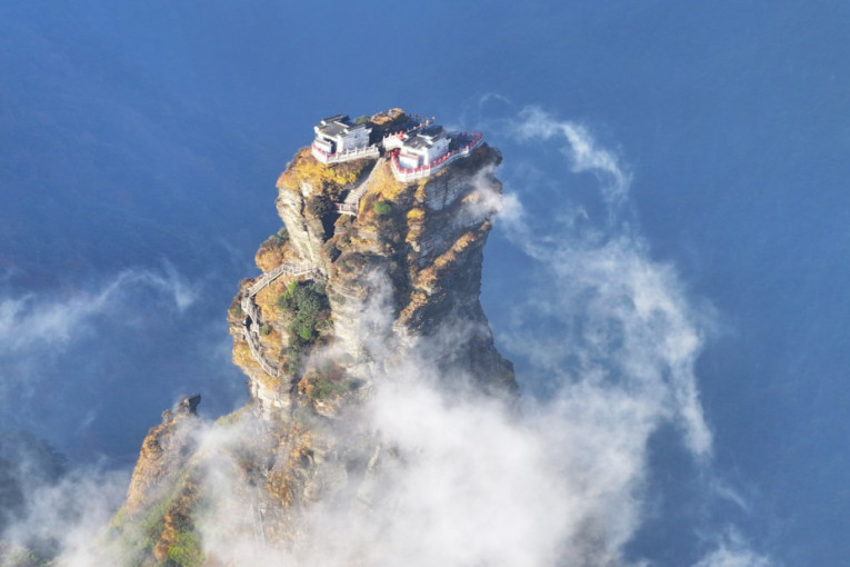 Do svetog vrha vodi više od 8.000 stepenica: Planina koja testira telo, ali smiruje duh (FOTO)