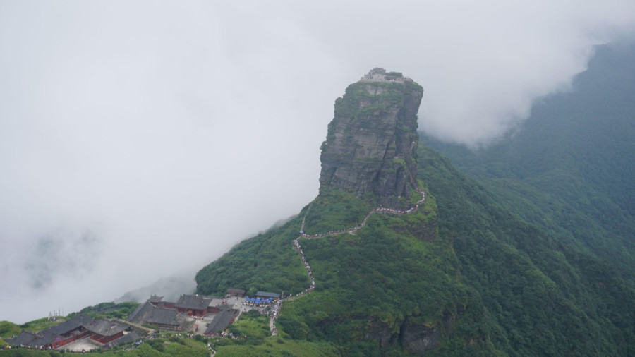 Do svetog vrha vodi više od 8.000 stepenica: Planina koja testira telo, ali smiruje duh (FOTO)