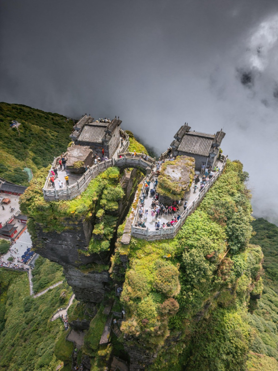 Do svetog vrha vodi više od 8.000 stepenica: Planina koja testira telo, ali smiruje duh (FOTO)