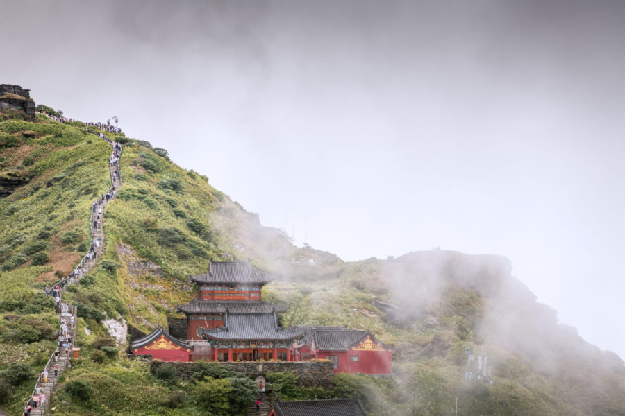 Do svetog vrha vodi više od 8.000 stepenica: Planina koja testira telo, ali smiruje duh (FOTO)