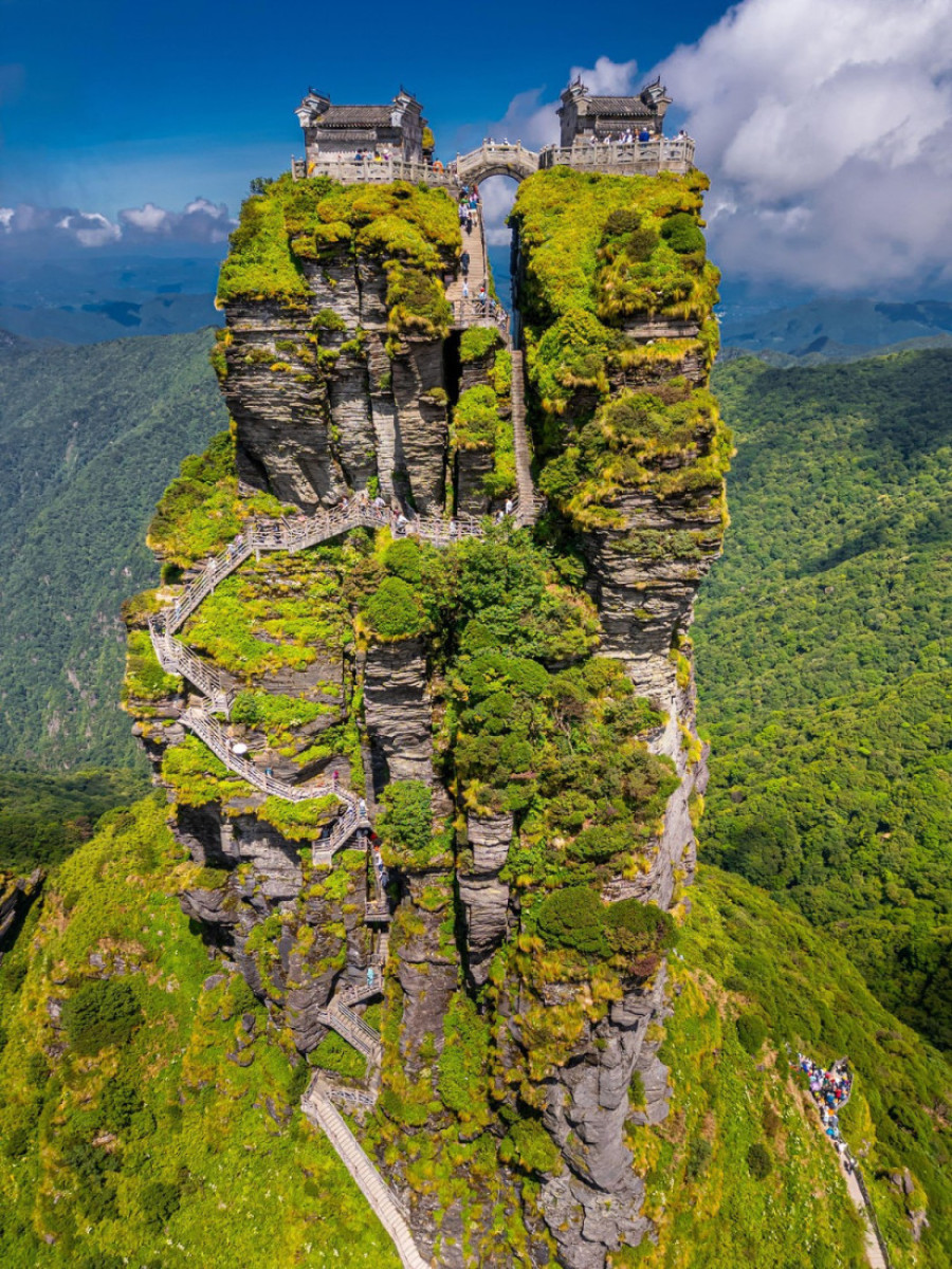 Do svetog vrha vodi više od 8.000 stepenica: Planina koja testira telo, ali smiruje duh (FOTO)