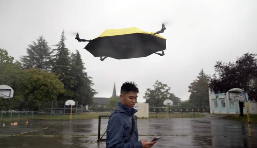 Kišobran iz budućnosti: Ne držite ga u ruci, već vas sam prati i štiti od kiše (VIDEO)