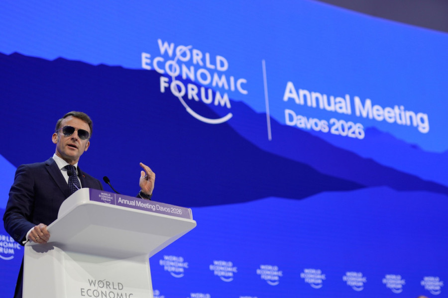 Otkad pucanje kapilara traje toliko? Makron u Davosu održao govor sa naočarima za sunce (FOTO)