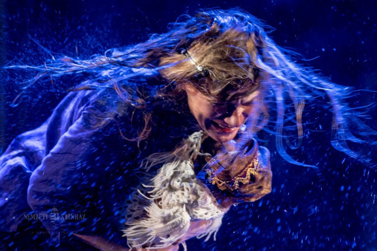 Snažni aplauzi za potresnu Brehtovu dramu u Narodnom pozorištu: Priča o ženama podvrgnutim okrutnom ispitu majčinstva (FOTO)