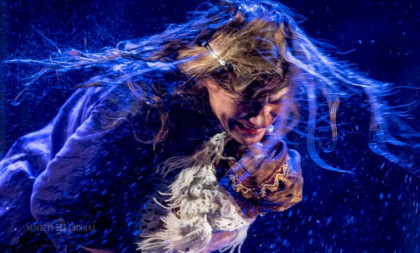 Snažni aplauzi za potresnu Brehtovu dramu u Narodnom pozorištu: Priča o ženama podvrgnutim okrutnom ispitu majčinstva (FOTO)