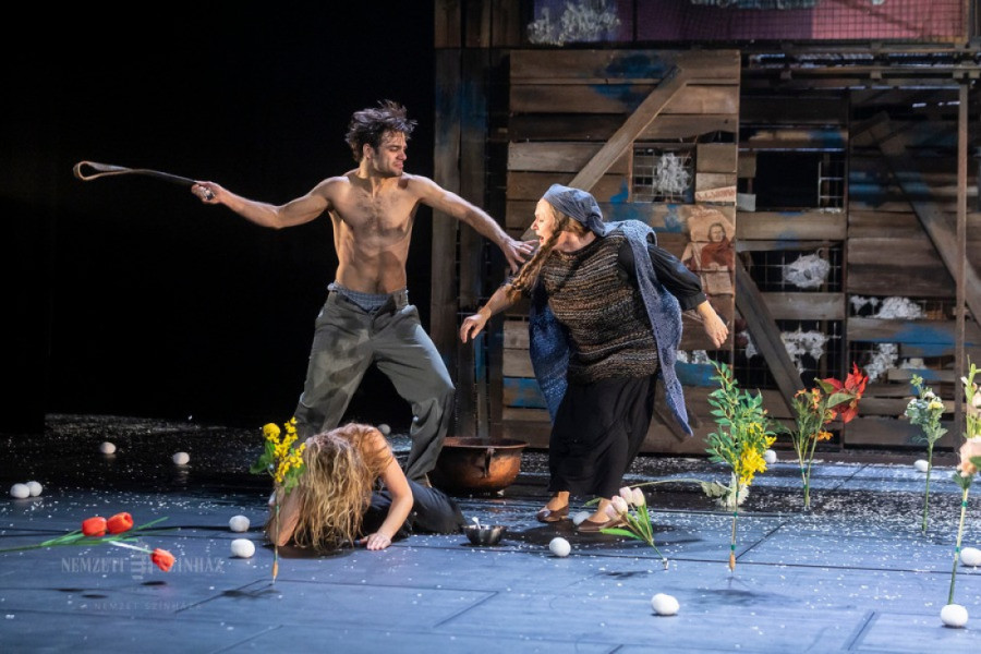 Ne preporučuje se mlađima od 14 godina: Potresna Brehtova drama na sceni Narodnog pozorišta (FOTO)