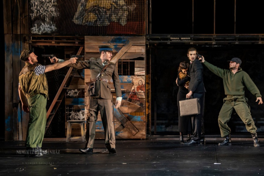 Ne preporučuje se mlađima od 14 godina: Potresna Brehtova drama na sceni Narodnog pozorišta (FOTO)