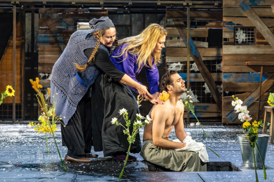 Ne preporučuje se mlađima od 14 godina: Potresna Brehtova drama na sceni Narodnog pozorišta (FOTO)