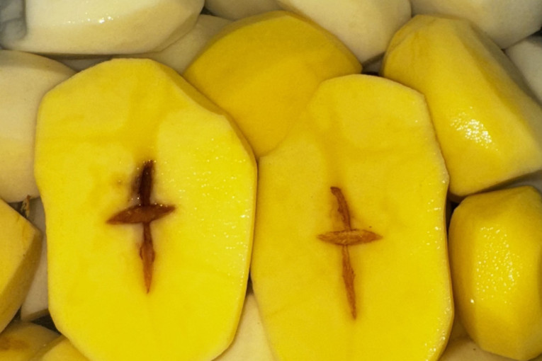 Ovo se ne viđa svaki dan: Tamara presekla krompir, pa ugledala krst i to baš na Jovanjdan (FOTO)