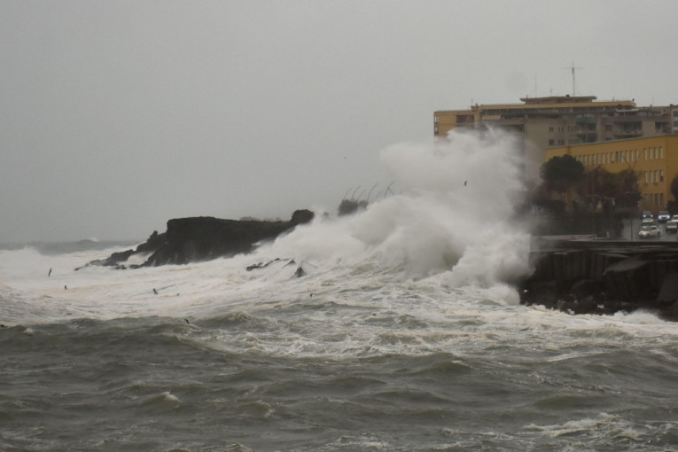 Ciklon Hari razneo Siciliju: Vetar duvao 100 kilometara na sat, krovovi leteli... (VIDEO)
