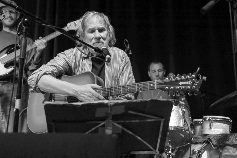 Poznati muzičar i njegova supruga stradali u požaru u svom domu