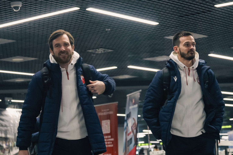 Zvezda otputovala u Malme: Mirko Ivanić u avionu!