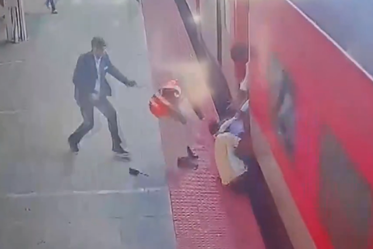 Stravičan prizor na železničkoj stanici: Oca i dete voz vukao nakon što su pokušali da uskoče u njega (VIDEO)