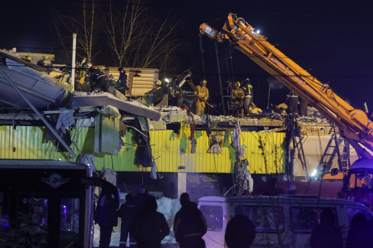 Urušio se krov tržnog centra u Rusiji: Ima poginulih, sneg napravio haos u Novosibirsku (VIDEO)
