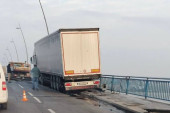 Neverovatna scena na mostu! Pogledajte slike kamiona posle teške nezgode (FOTO)