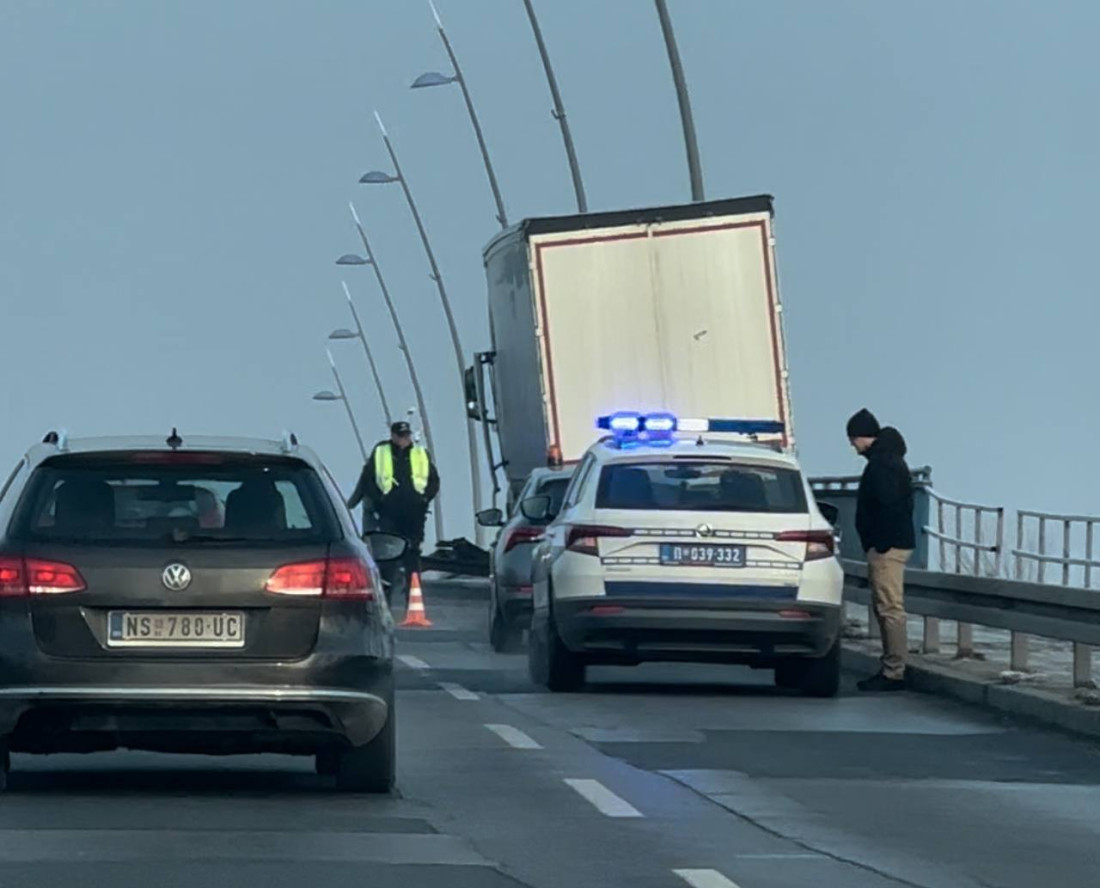Neverovatna scena na mostu! Pogledajte slike kamiona posle teške nezgode (FOTO)