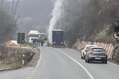 Zapalio se šleper u Ovčarsko-kablarskoj klisuri: Vozač na vreme iskočio iz kabine (FOTO)