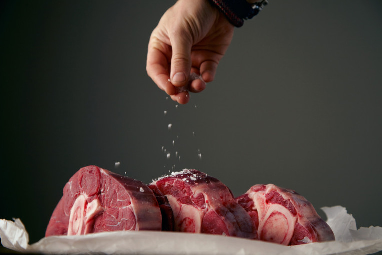 Kada je vreme da posolite jelo, pre ili posle kuvanja? Odgovor zavisi od mnogo faktora