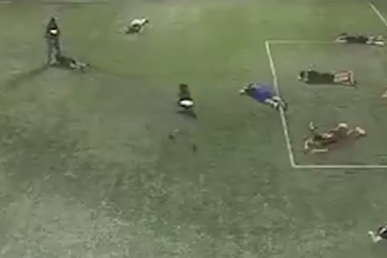 Ubice obučene kao policajci upale na fudbalski meč, pa zapucali: Igrači odmah pali na zemlju (VIDEO)