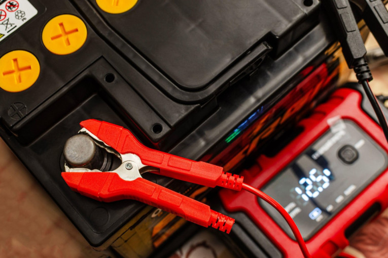 Akumulator vam se ispraznio preko noći? Evo koliko stvarno morate da vozite da biste ga napunili