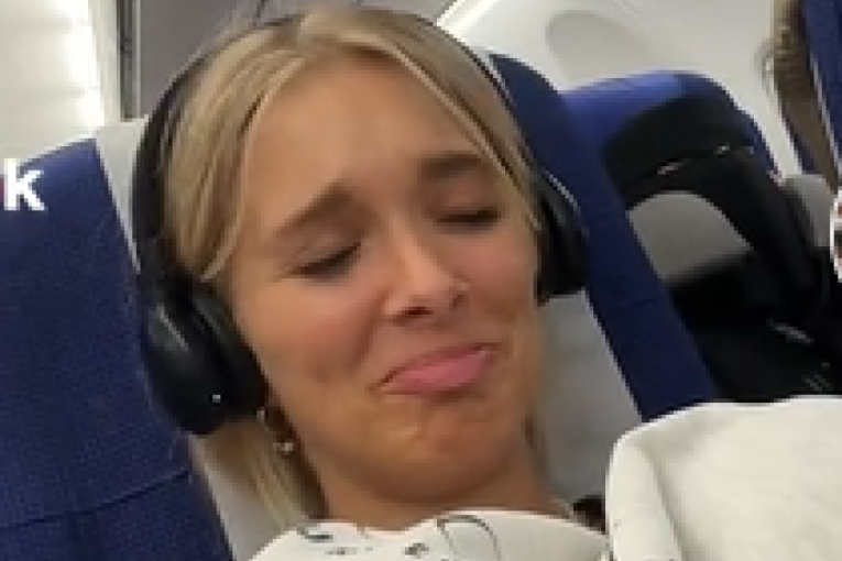 Bizarna scena iz aviona koja je razbeznela korisnike društvenih mreža: Jedan muškarac se baš raskomotio (FOTO)