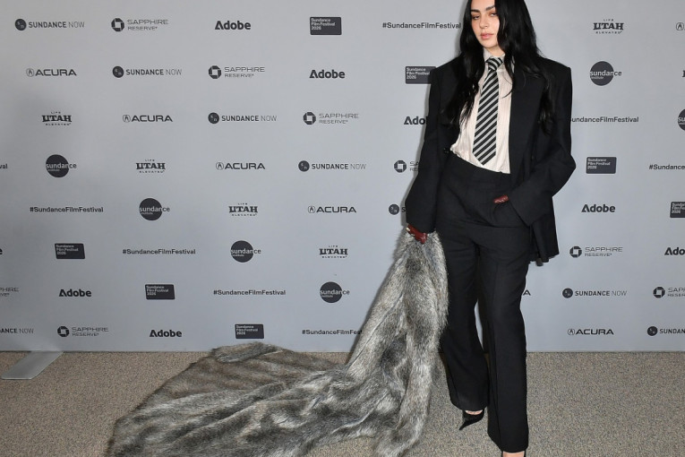 Inspirativan potez: Dok većina bira glamurozne haljine, Čarli XCX se odlučila za odelo i kravatu