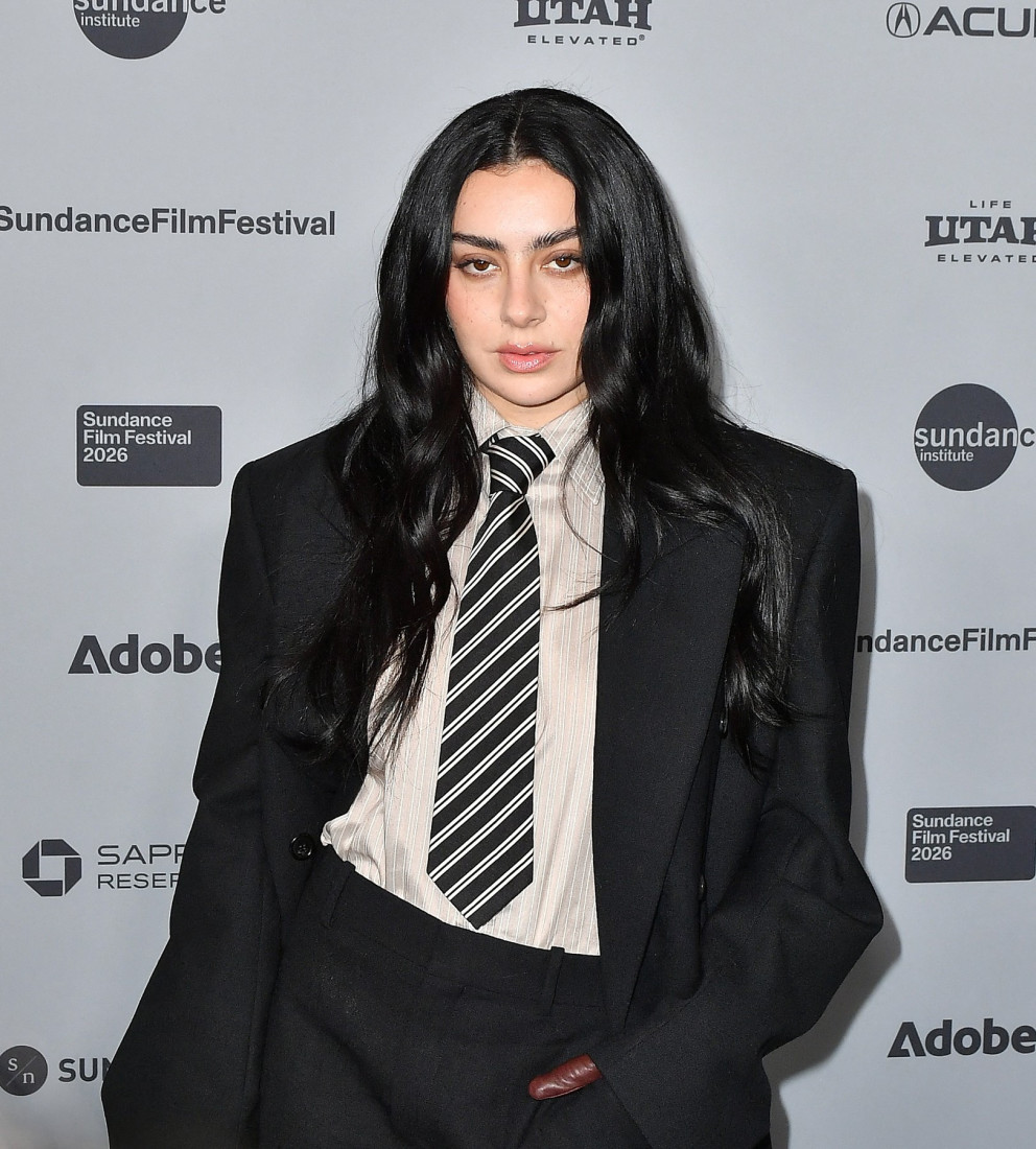 Inspirativan potez: Dok većina bira glamurozne haljine, Čarli XCX se odlučila za odelo i kravatu