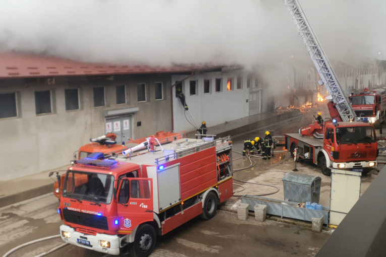 Požar u Novom Pazaru se i dalje gasi: Vatrogasci na licu mesta