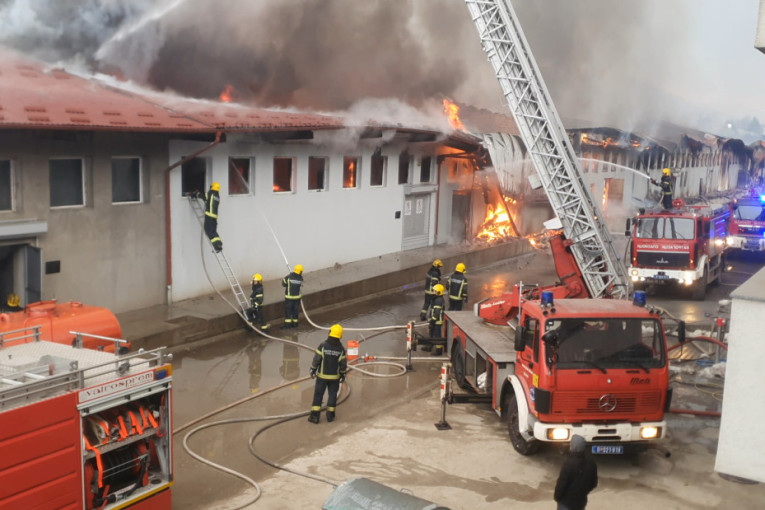 Detalji drame u Novom Pazaru: Požar koji je zahvatio industrijski kompleks pod kontrolom (FOTO/VIDEO)