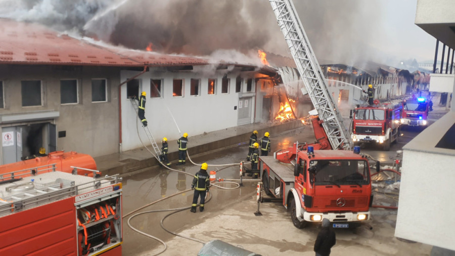 Udes kod ženskog zatvora u Požarevcu: Sudarili se voz i automobil! (FOTO)