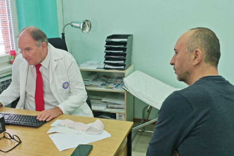 Starija osoba pronađena živa nakon noći provedene na snegu između Gornje Romanovice i Surdulice (FOTO)