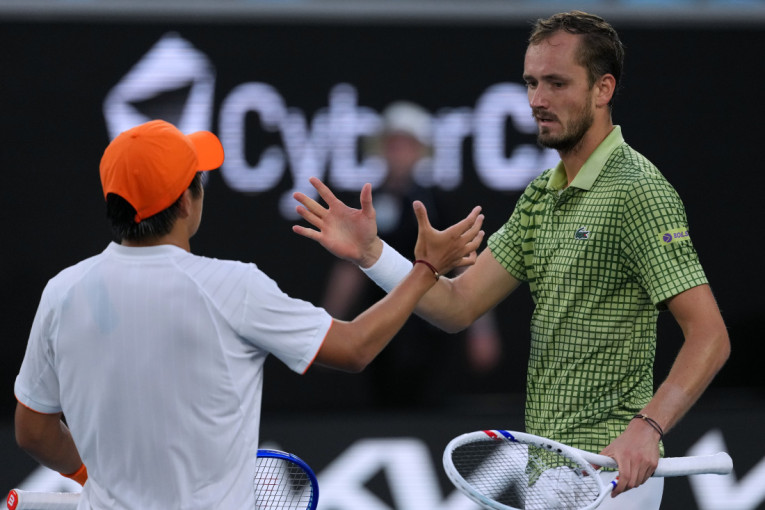 Medvedev počišćen! Amerikanac, 9 godina mlađi izdominirao za četvrtfinale Australijan Opena (FOTO)