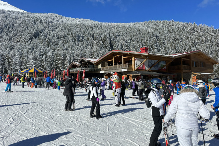 Lokalizovan požar u Omladinskih brigada, gorela baraka (VIDEO)
