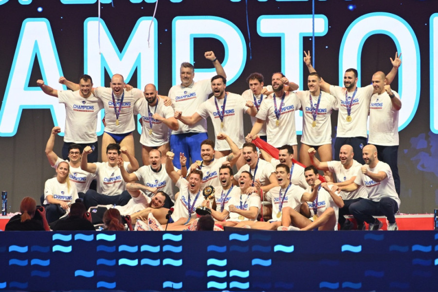 Vaterpolisti Srbije noćas slavili pobedu, Nemanja Vico njemu posvetio zlato! (FOTO)