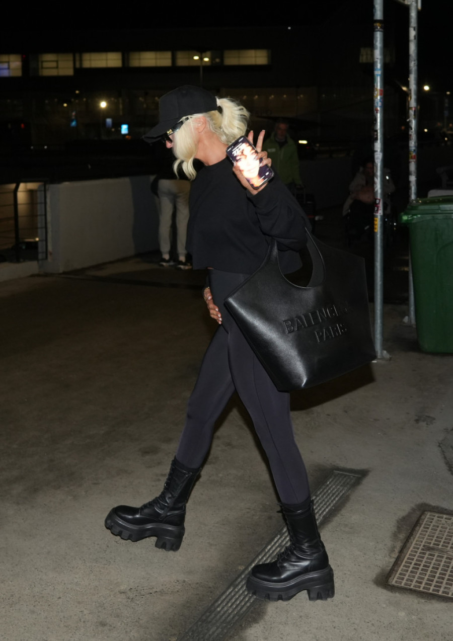 Ključevi u ruci, zlato na zglobu! Bolje da ne znate koliko je skupo: Karleuša pokazala kako se sleće na aerodrom nakon skandala!