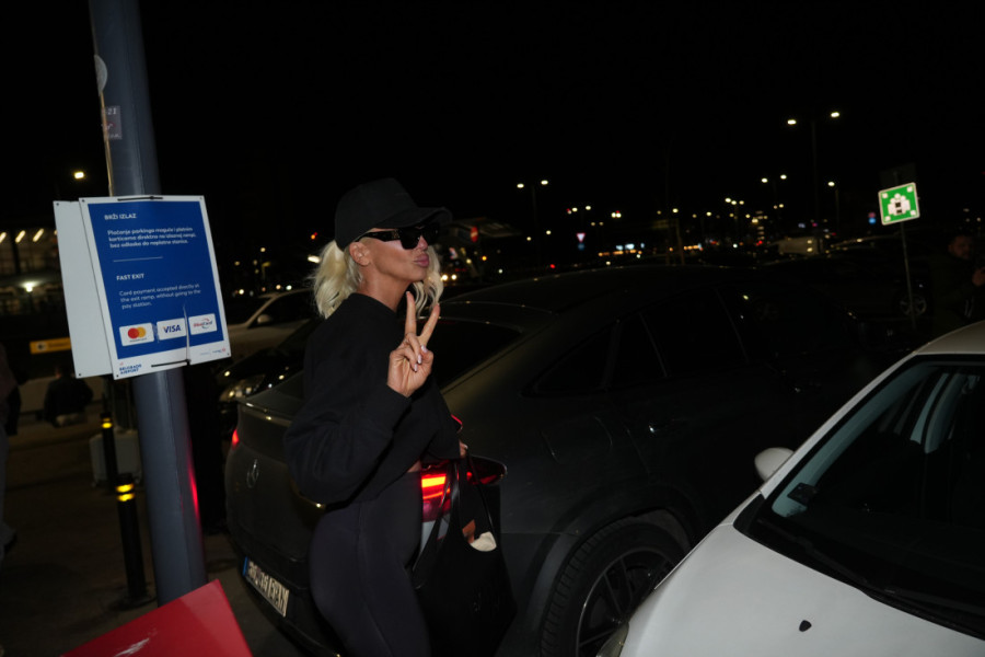 Ključevi u ruci, zlato na zglobu! Bolje da ne znate koliko je skupo: Karleuša pokazala kako se sleće na aerodrom nakon skandala!