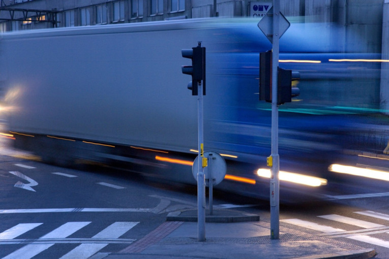 Drama u Mladenovcu: Kamion udario dete na pešačkom, vozač pobegao