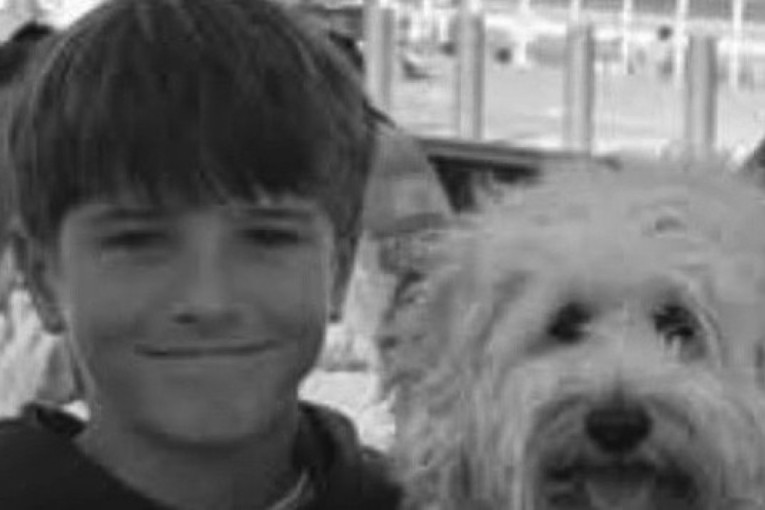 Mali Niko Antić izgubio bitku: Dečak preminuo nakon napada ajkule, porodica i prijatelji se opraštaju