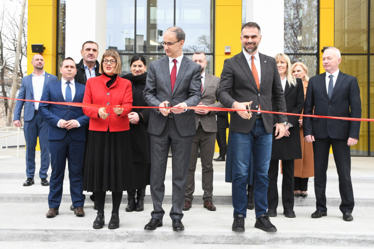 Otvorena novoizgrađena OŠ “Miloš Crnjanski” u Novom Sadu! Broji 12.000 kvadrata (FOTO)