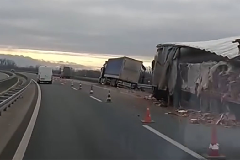Težak udes kod Uba! Sudarila se dva šlepera, delovi rasuti po putu! (VIDEO)