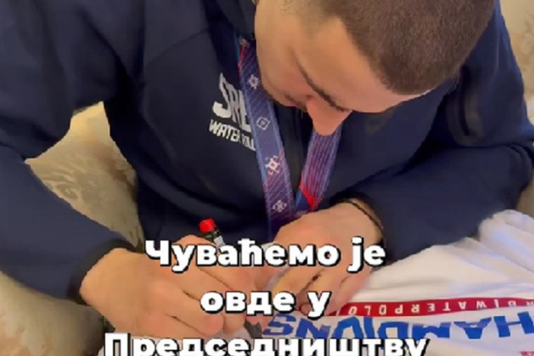 Vučić dobio šampionski poklon od vaterpolista! Predsednik objavio snimak (VIDEO)