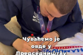 Vučić dobio šampionski poklon od vaterpolista! Predsednik objavio snimak (VIDEO)