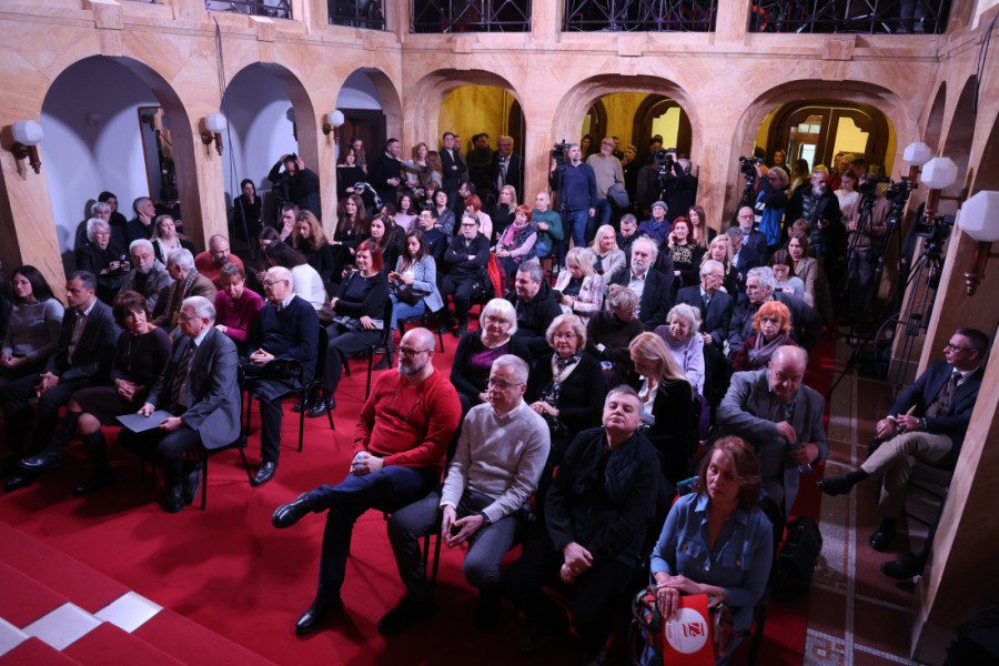 Darku Tuševljakoviću uručena NIN-ova nagrada: Ložimo se jer bez toga knjige su kutije pune reči (FOTO)