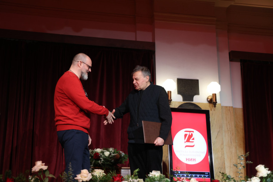 Darku Tuševljakoviću uručena NIN-ova nagrada: Ložimo se jer bez toga knjige su kutije pune reči (FOTO)